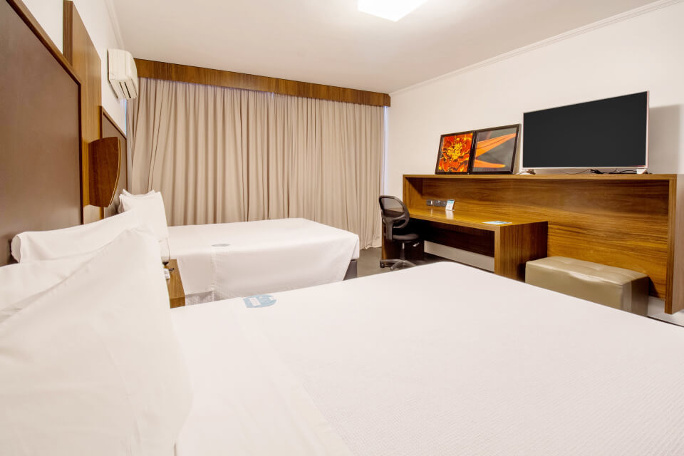 hotel_deville_maringa-quarto_luxo_2_cc_3.jpg