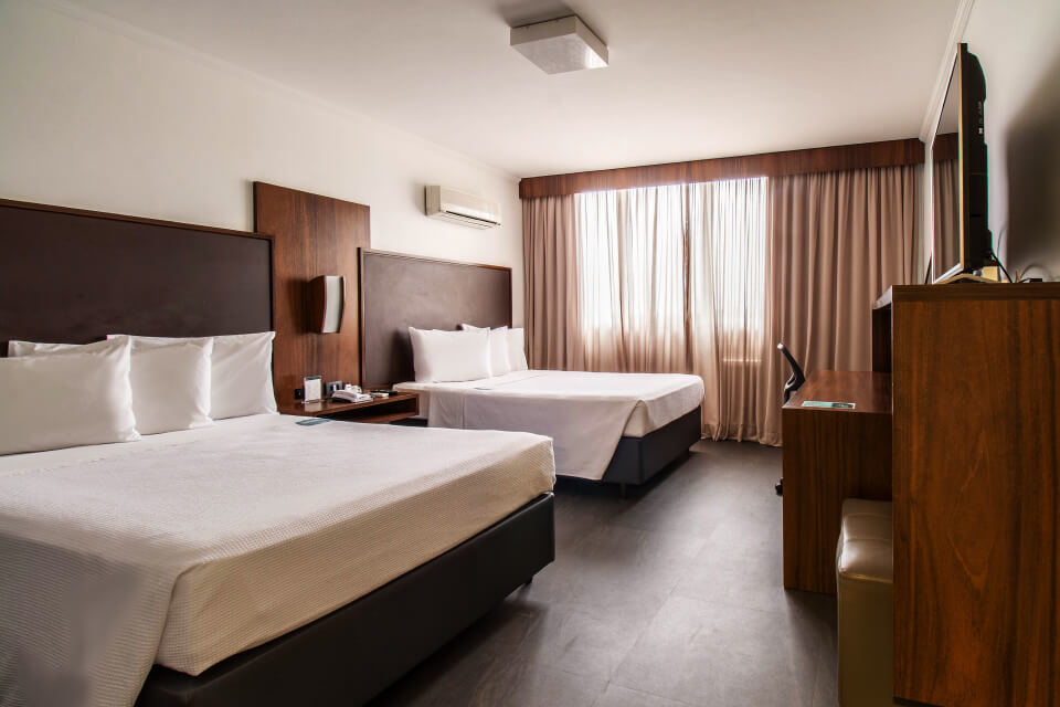 hotel_deville_maringa-quarto_luxo_2_cc_1.jpg