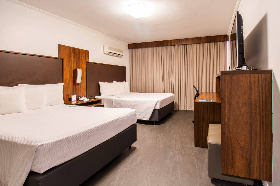 hotel_deville_maringa-quarto_luxo_2_cc_2.jpg