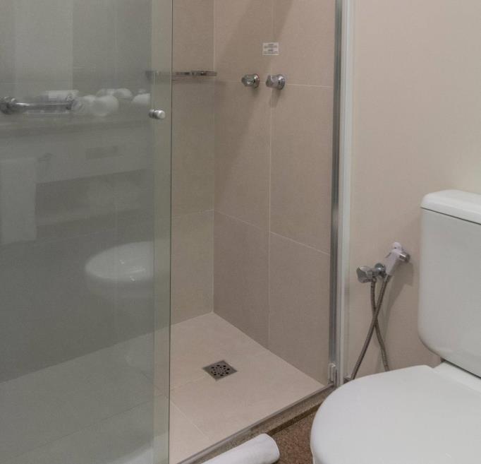 luxo 2 camas de casal - banheiro.jpg