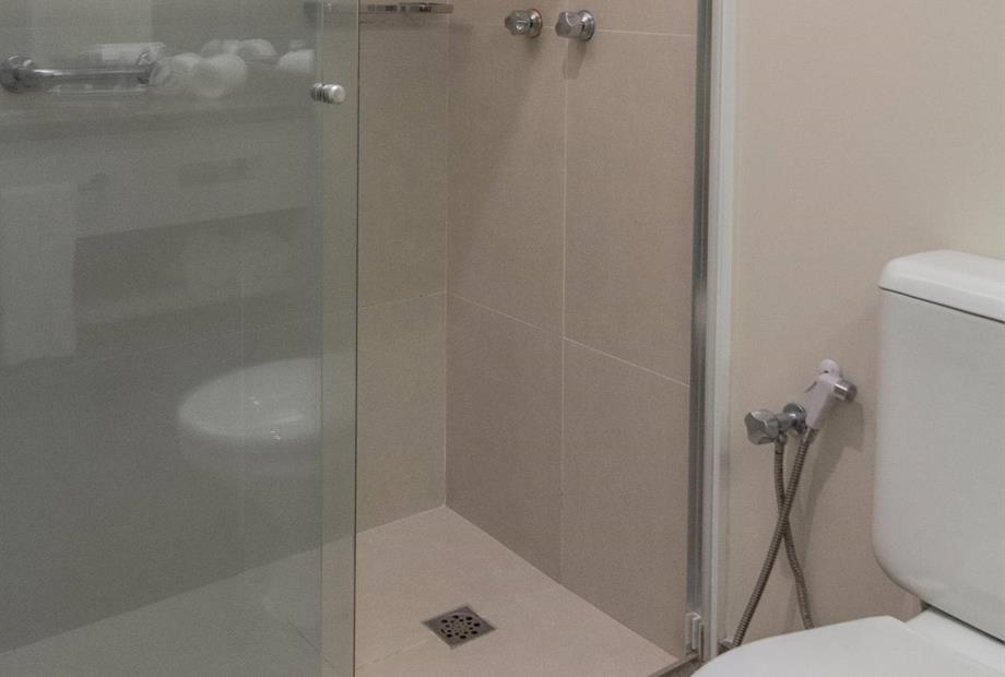 luxo 2 camas de casal - banheiro.jpg