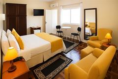 Comfort com Sacada - 01 Cama Queen-Size, TV Smart e  Roupões de Banho