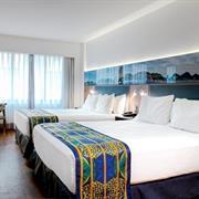 FAMÍLIA 2 CAMAS CASAL - VISTA RUA ARBORIZADA