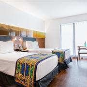 STANDARD 2 CAMAS DE SOLTEIRO - VISTA RUA ARBORIZADA