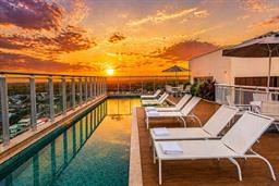 piscina_por_do_sol_1mb.jpg