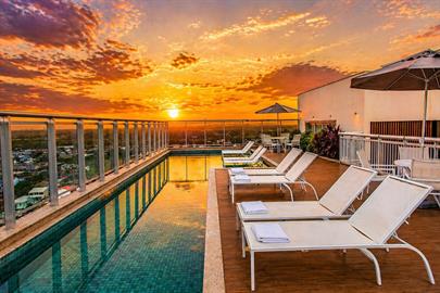 piscina_por_do_sol_1mb.jpg
