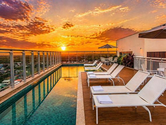piscina_por_do_sol_1mb.jpg