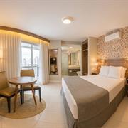 Habitación de lujo con cama doble y balcón