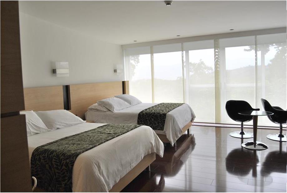 HABITACION CON DOS CAMAS DOBLES