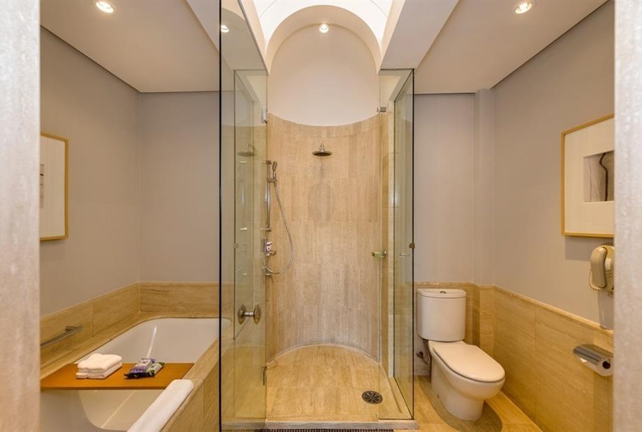 Grand Suite Bathroom (3).JPG