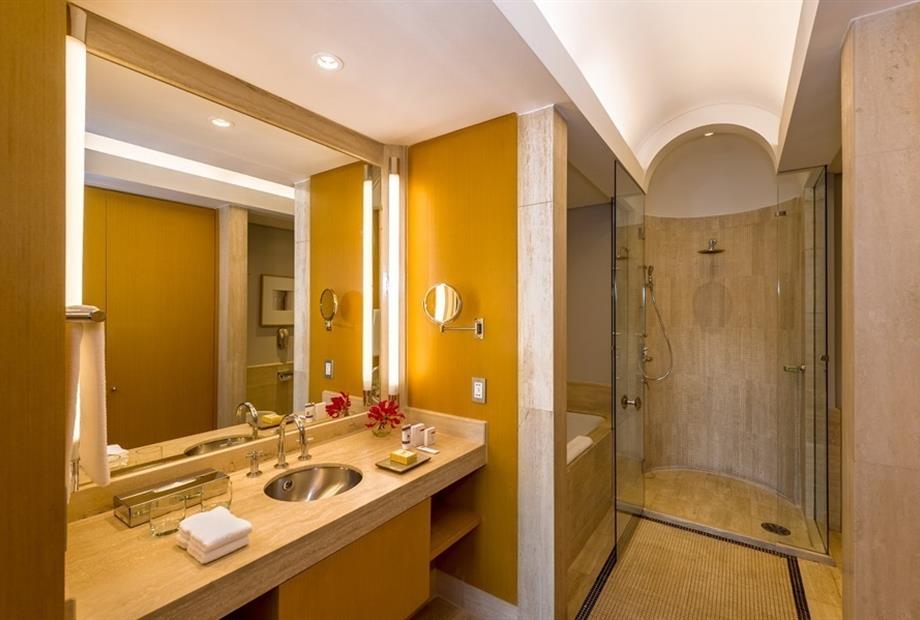 Grand Room Bathroom (2).JPG