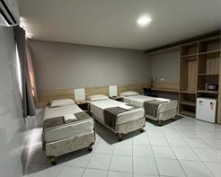 QUARTO COM 1 CAMA CASAL + 1 SOLTEIRO OU 3 SOLTEIRO