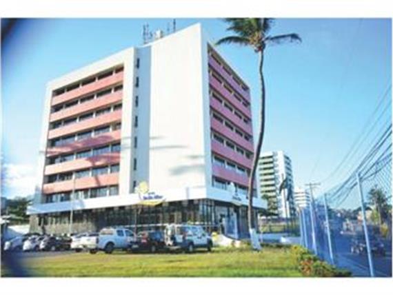 FACHADA COM ESTACIONAMENTO