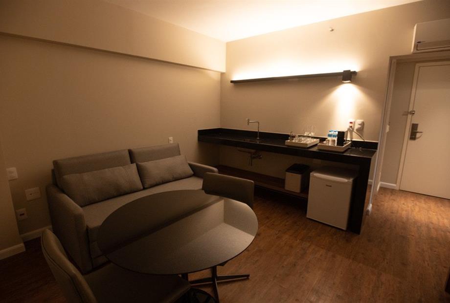 suite executiva intercity bh expo antesala 2.jpg