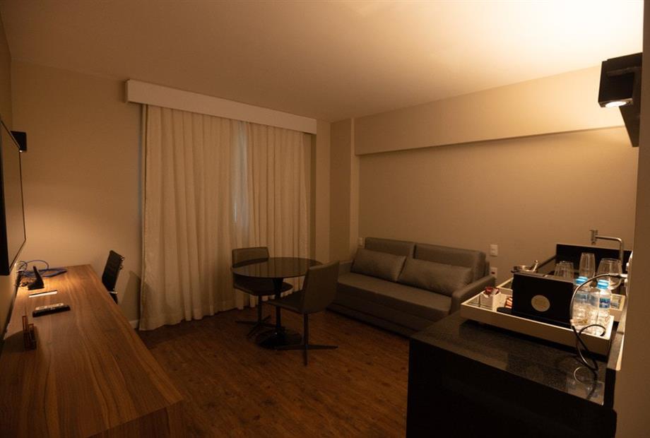 suite executiva intercity bh expo antesala.jpg