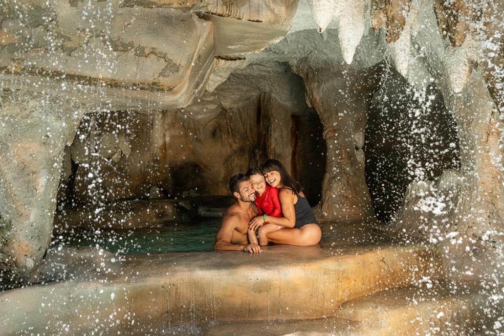 parque_das_fontes_-_gruta_r.jpg