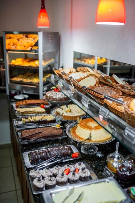 café da manhã do romas hotel umuarama.jpg