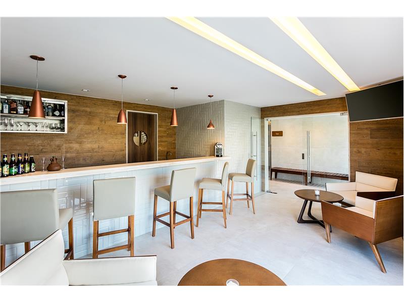 BW Americas 1 - Pool Bar.jpg