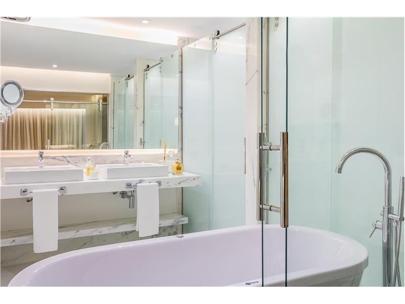 BW Americas 7 - Apartamento 2 Luxo Banheiro 01.jpg