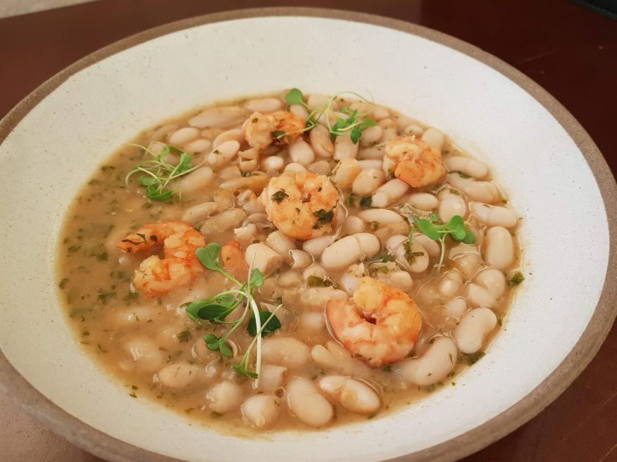 Caldo de feijão branco com camarões.jpg