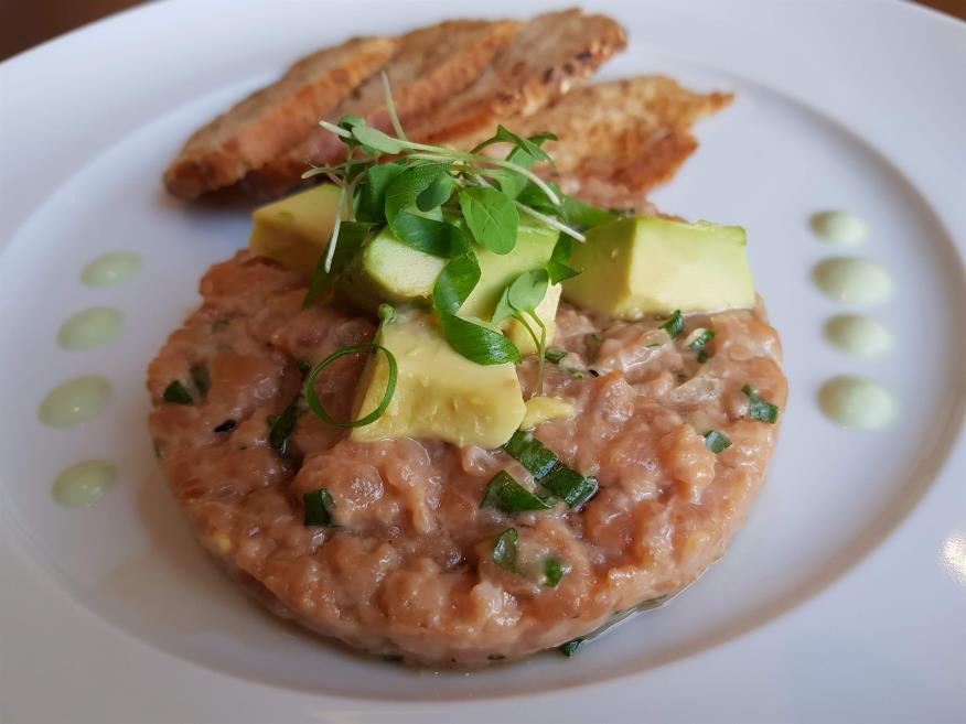 Tartare de salmão com avocado e torradas.jpg
