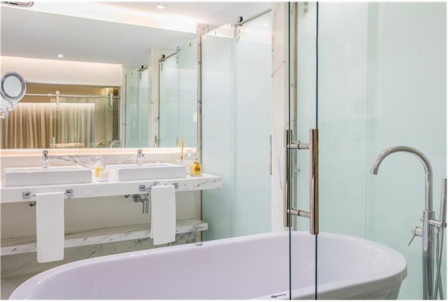 BW Americas 7 - Apartamento 2 Luxo Banheiro 01.jpg