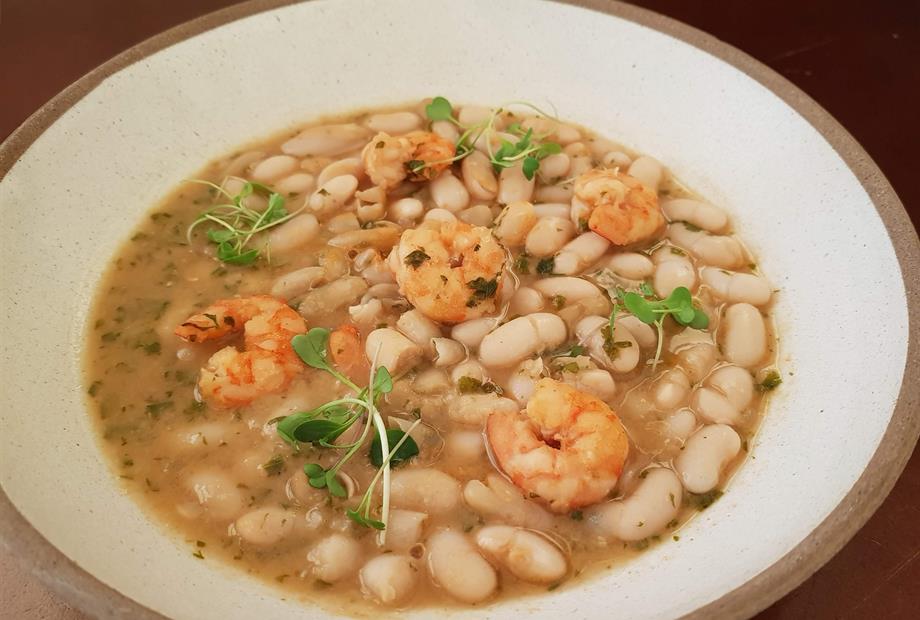Caldo de feijão branco com camarões.jpg