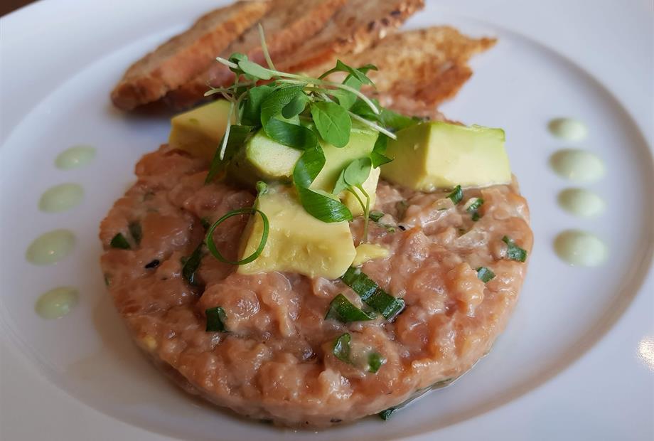 Tartare de salmão com avocado e torradas.jpg