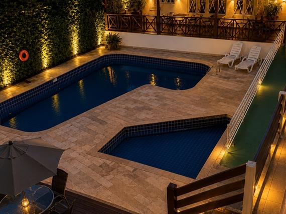 piscina_noite_omnibees.jpg