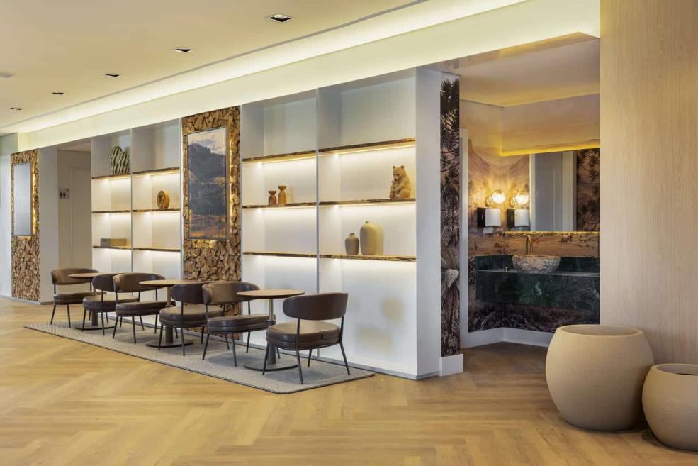 montissi - lobby (1).jpg