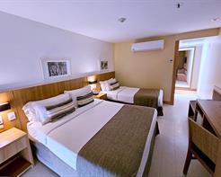 SUPERIOR TRIPLO COM HIDRO - Vista Lateral Mar com Varanda - 1 cama de casal e 1 cama de solteiro