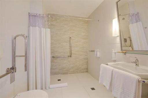 om luxo adaptado casal 1 banheiro.jpg