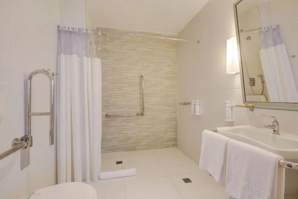 om luxo adaptado casal 1 banheiro.jpg