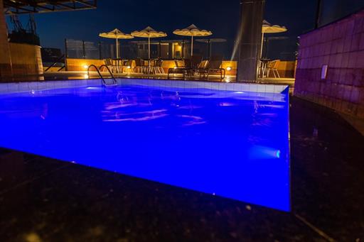 PISCINA A NOITE.jpg