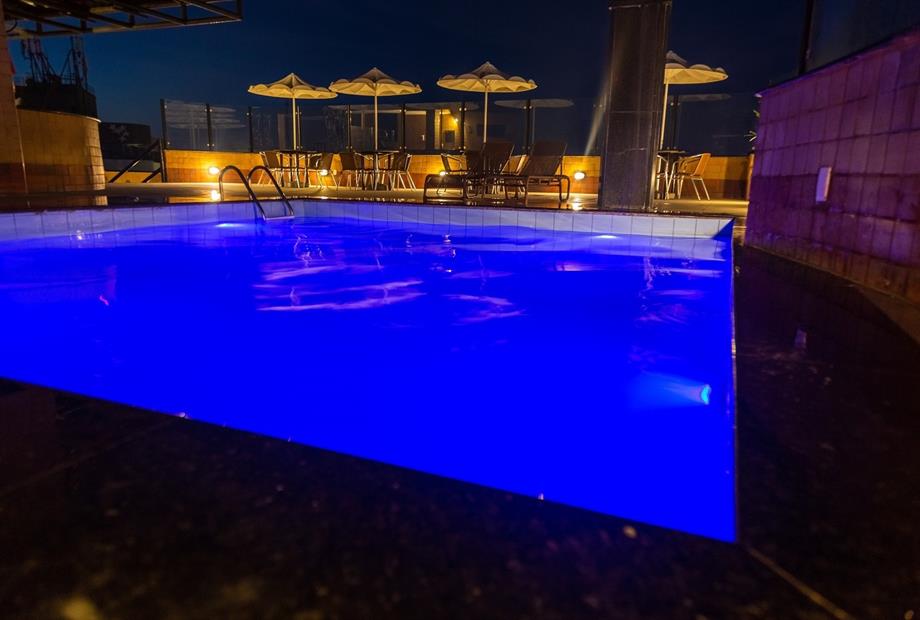 PISCINA A NOITE.jpg