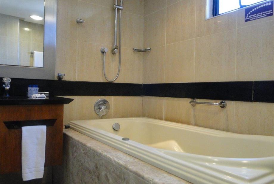 banheiro suite familia ii.jpg