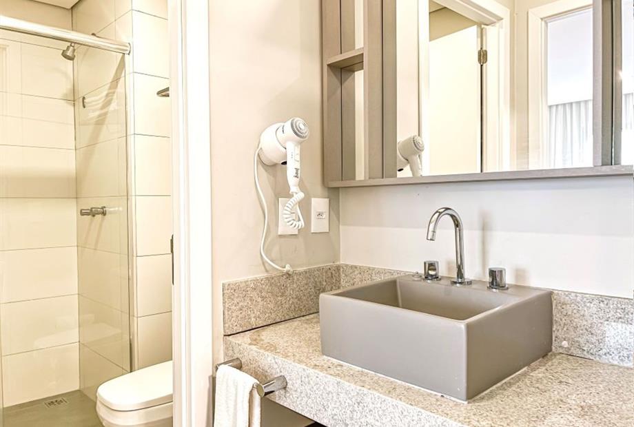 bl.3 - coral - lavatório e banheiro - my hotel.jpg