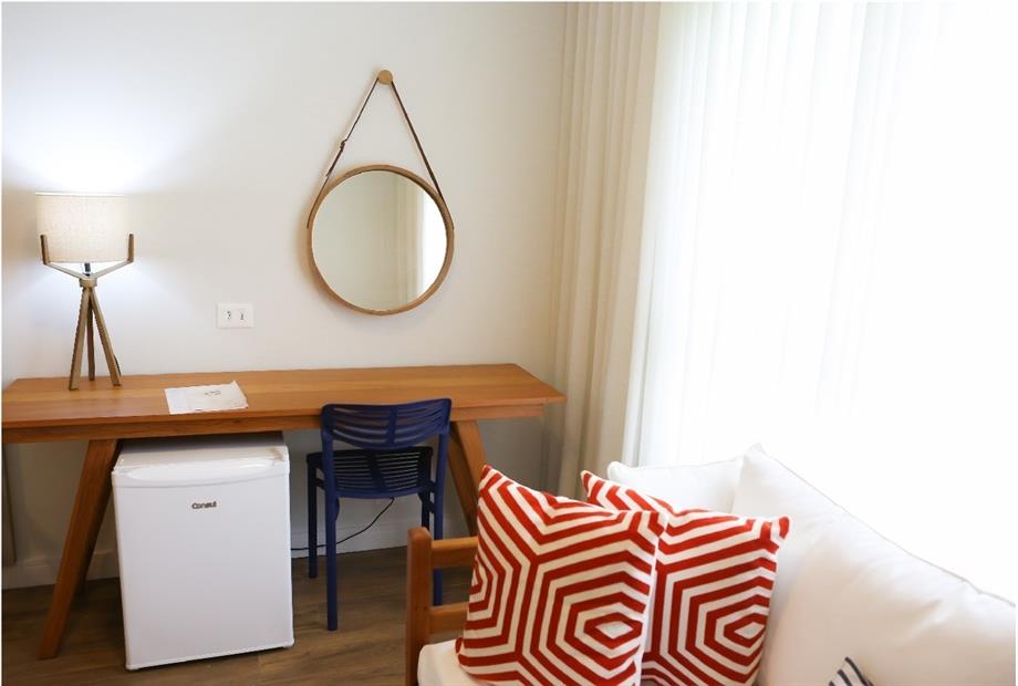 Flat quarto2 - Frigobar omb.jpg