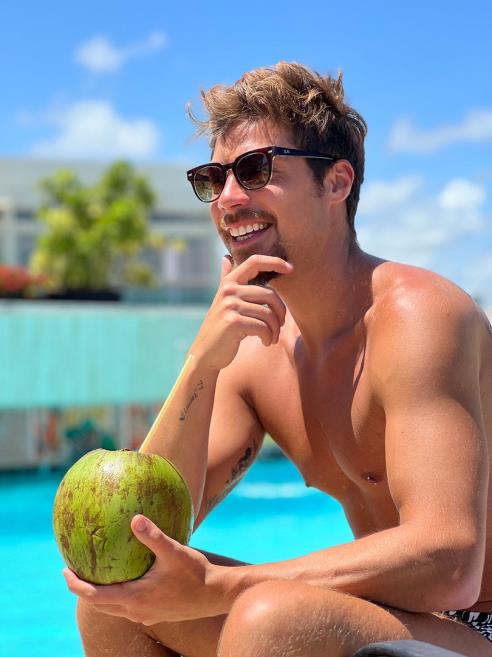 1.2. água de coco na piscina.jpg
