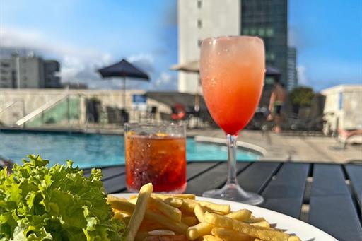 1.3. petiscos na piscina.jpg