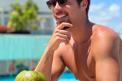 1.2. água de coco na piscina.jpg