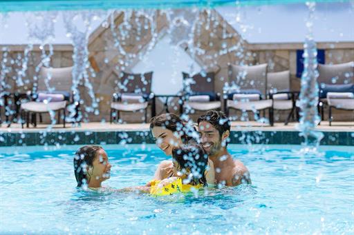 1.7. família na piscina do atlante plaza hotel.jpg