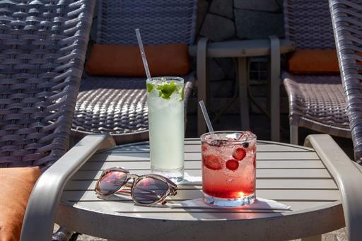 6.40. drinks na área da piscina.jpg