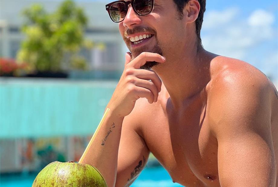 1.2. água de coco na piscina.jpg