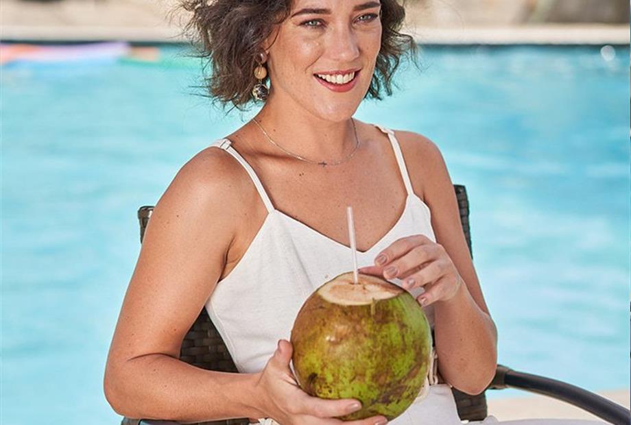 1.9. água de coco na piscina.jpg