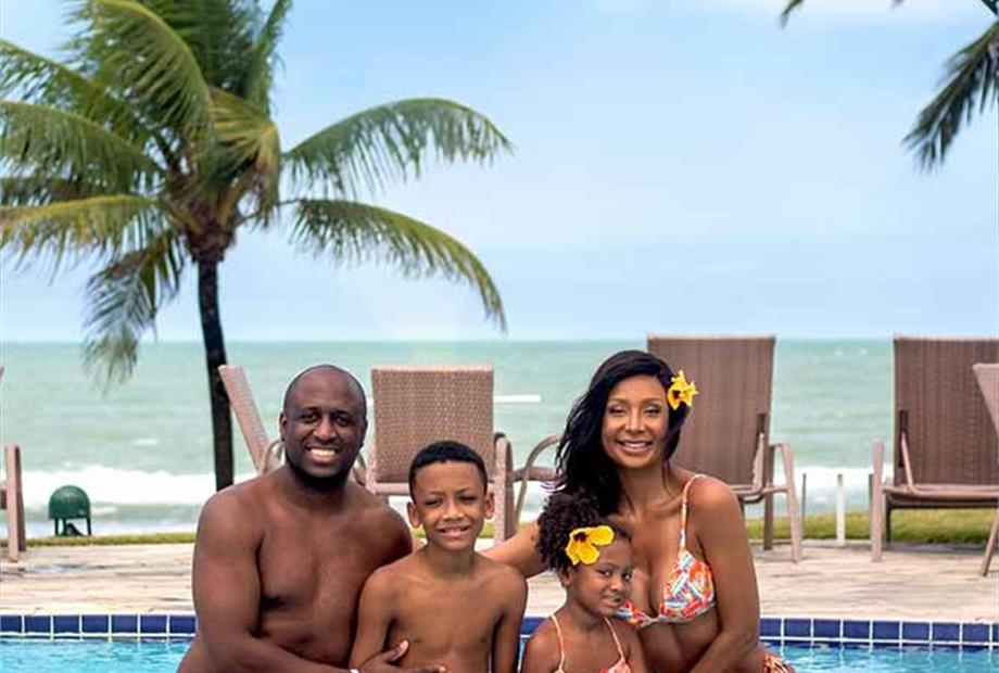 1.18. família na piscina.jpg