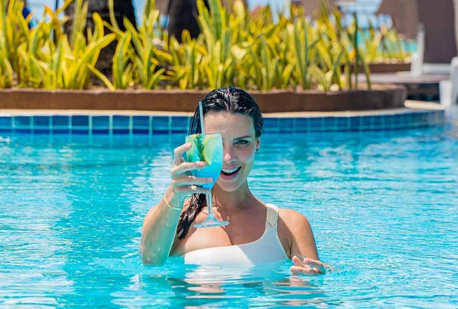 6.4. drinks na piscina.jpg