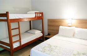 Quarto Quádruplo do Hotel Costa Norte Massaguaçu