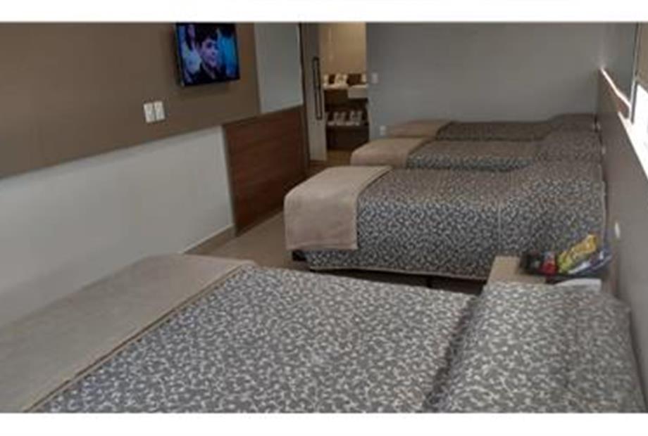 Quíntuplo 1 cama de casal + 3 camas de solteiro