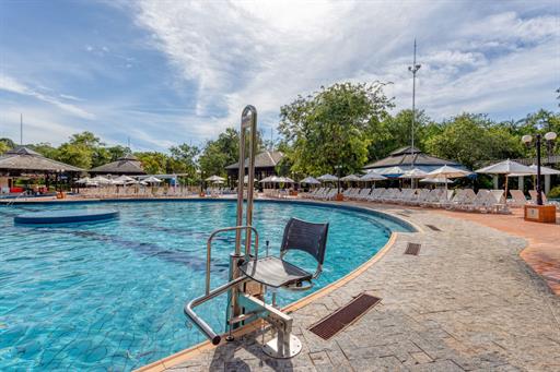 Piscina com acessibilidade.jpg